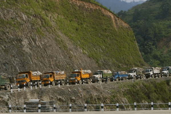 बञ्चरेडाँडामा स्थानीयको आन्दोलन जारी, फोहोर बोक्ने ३०० गाडी रोकिए