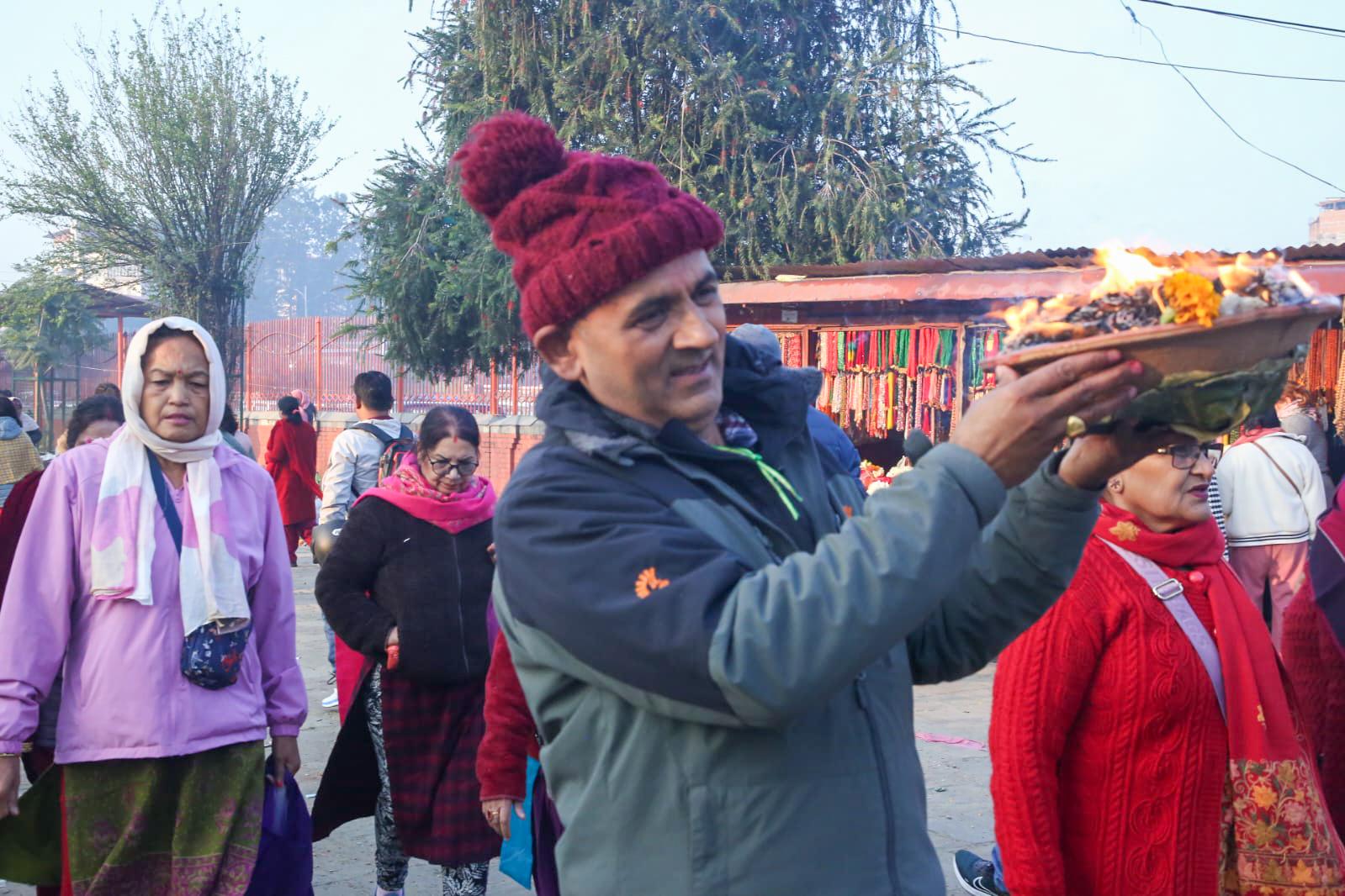 पशुपतिनाथ मन्दिर परिसरमा शतबीज छर्दै भक्तजनहरु (तस्विरहरु)